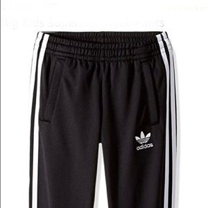 𝗔𝗱𝗶𝗱𝗮𝘀 𝘁𝗿𝗮𝗰𝗸 𝘀𝘄𝗲𝗮𝘁𝘀